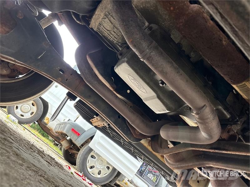 Ford F-450 XL 4x4 Enclosed Utility Truck (Inoperable) 皮卡车