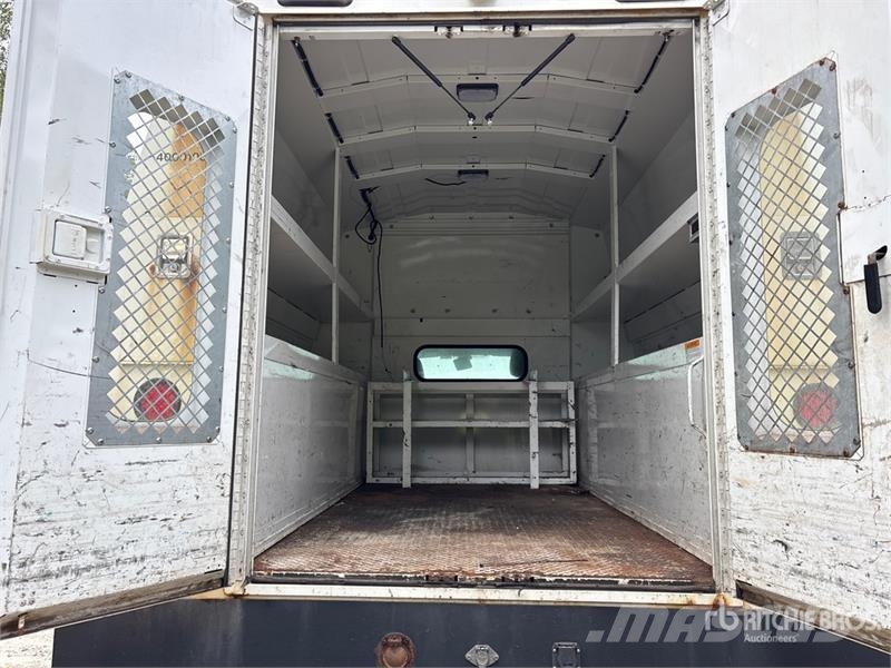 Ford F-450 XL 4x4 Enclosed Utility Truck (Inoperable) 皮卡车