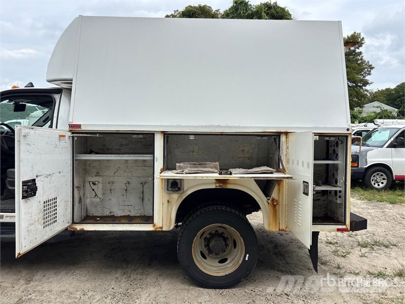 Ford F-450 XL 4x4 Enclosed Utility Truck (Inoperable) 皮卡车