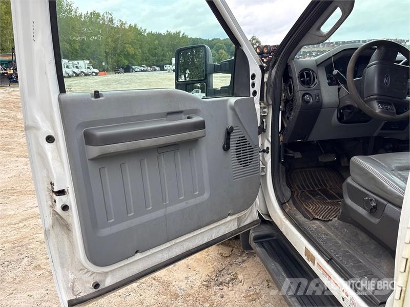Ford F-450 XL 4x4 Enclosed Utility Truck (Inoperable) 皮卡车