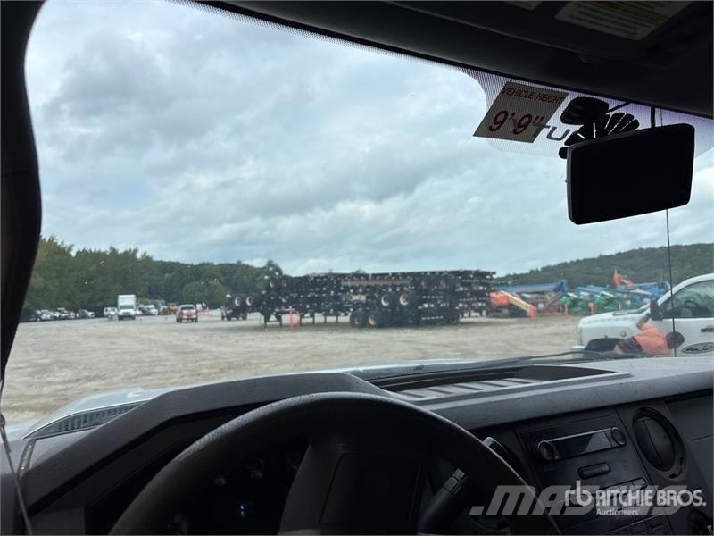 Ford F-450 XL 4x4 Enclosed Utility Truck (Inoperable) 皮卡车