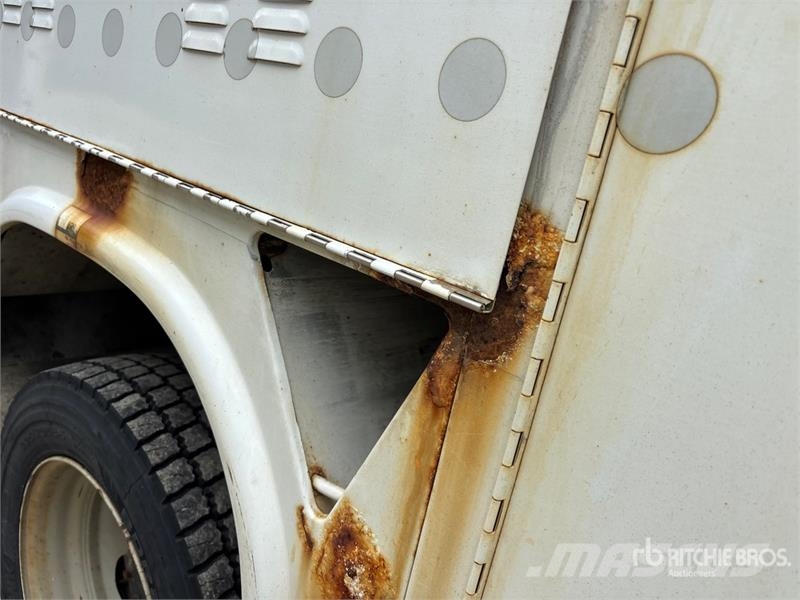 Ford F-450 XL 4x4 Enclosed Utility Truck (Inoperable) 皮卡车
