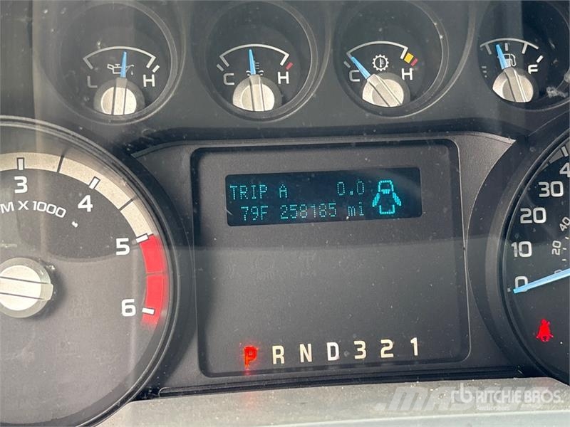 Ford F-450 XL 4x4 Enclosed Utility Truck (Inoperable) 皮卡车