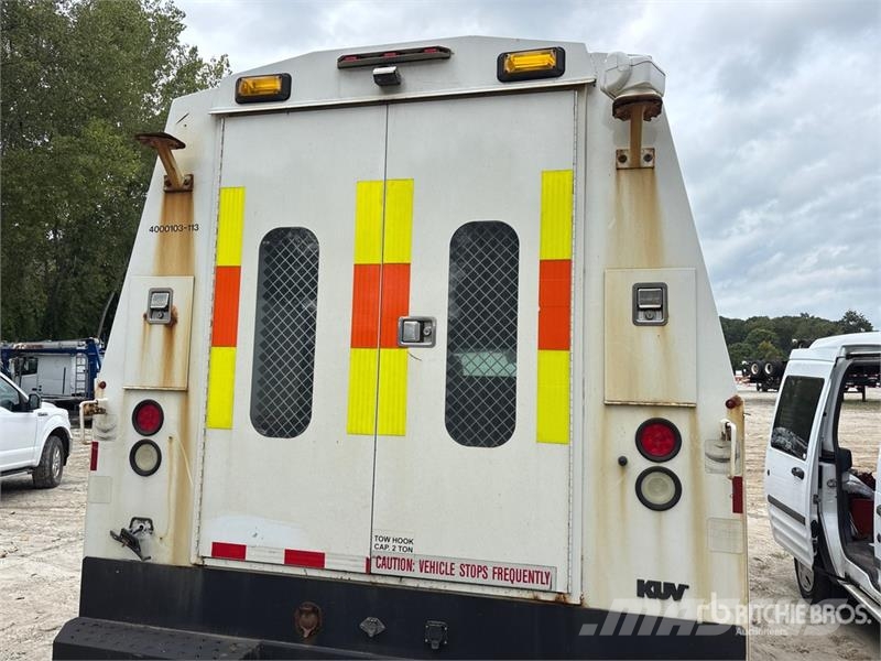 Ford F-450 XL 4x4 Enclosed Utility Truck (Inoperable) 皮卡车