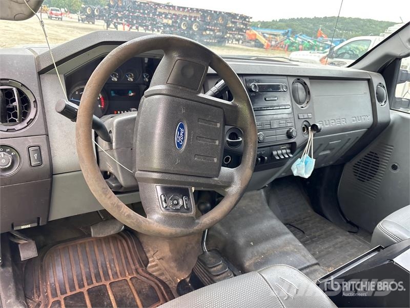 Ford F-450 XL 4x4 Enclosed Utility Truck (Inoperable) 皮卡车