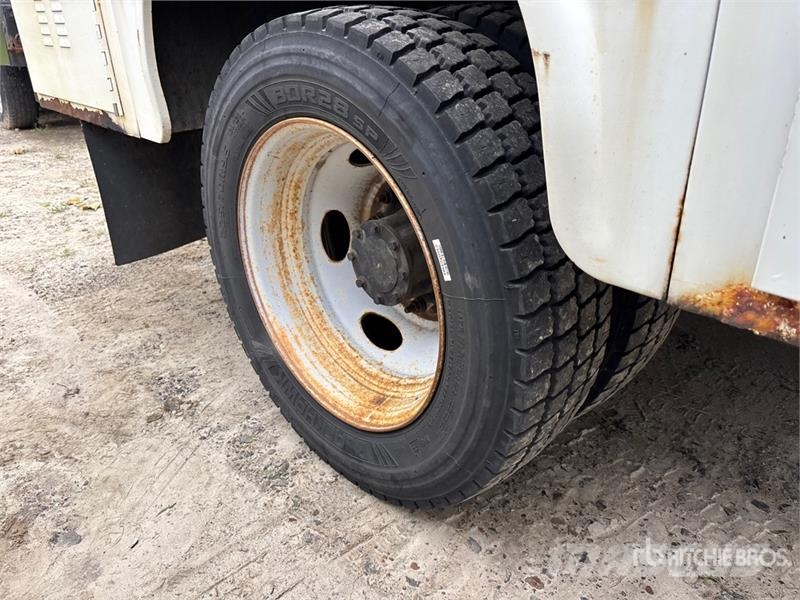Ford F-450 XL 4x4 Enclosed Utility Truck (Inoperable) 皮卡车
