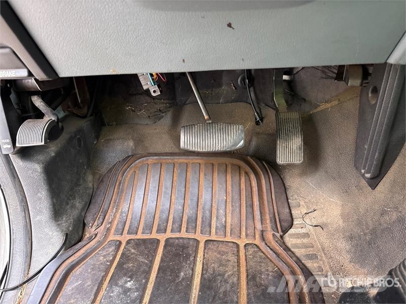Ford F-450 XL 4x4 Enclosed Utility Truck (Inoperable) 皮卡车