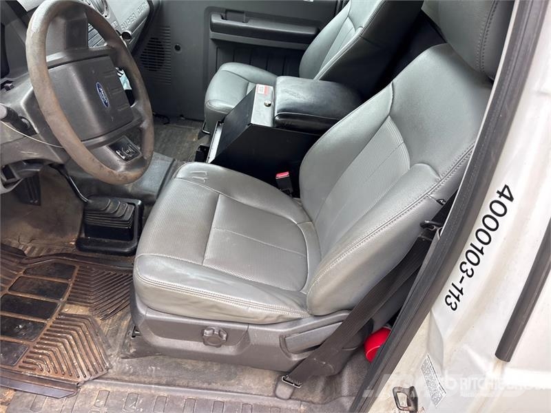 Ford F-450 XL 4x4 Enclosed Utility Truck (Inoperable) 皮卡车