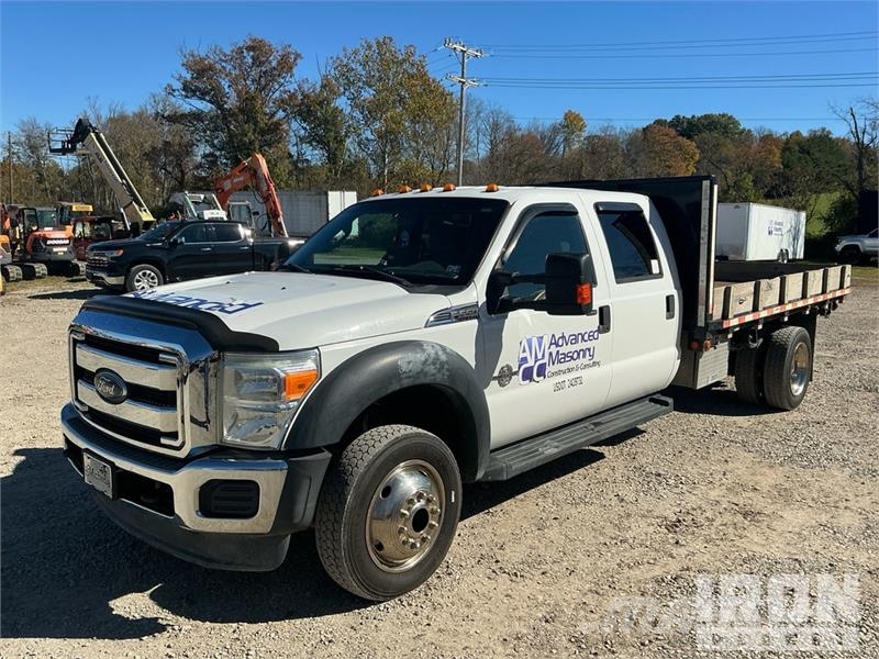Ford F-550 شاحنات مسطحة/مفصلية الجوانب