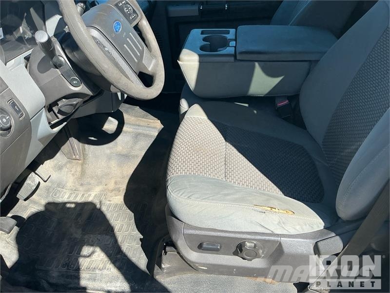 Ford F-550 شاحنات مسطحة/مفصلية الجوانب