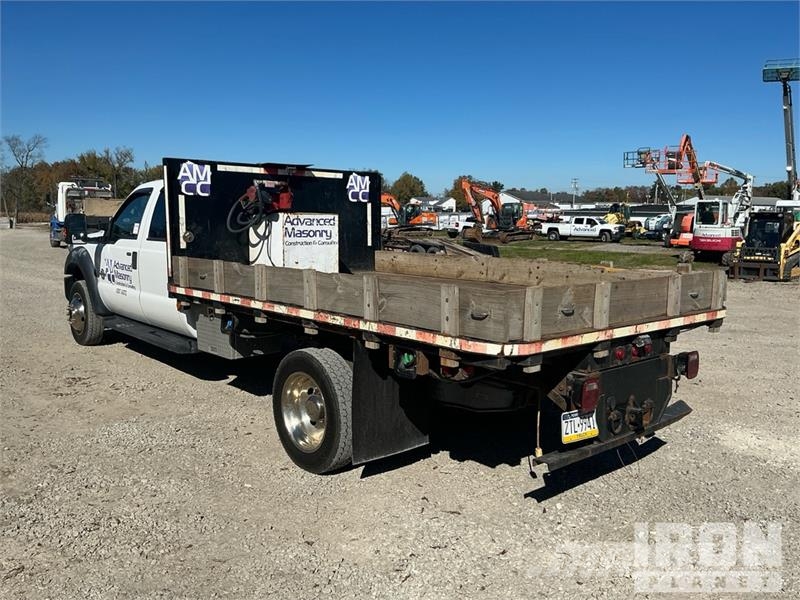 Ford F-550 شاحنات مسطحة/مفصلية الجوانب