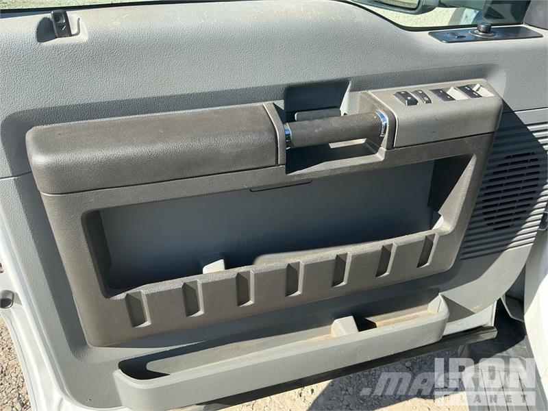 Ford F-550 شاحنات مسطحة/مفصلية الجوانب