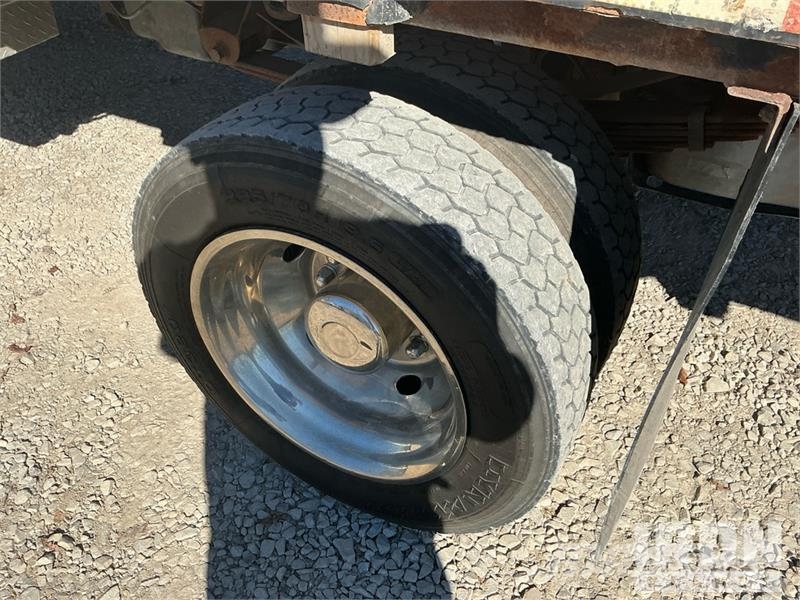 Ford F-550 شاحنات مسطحة/مفصلية الجوانب