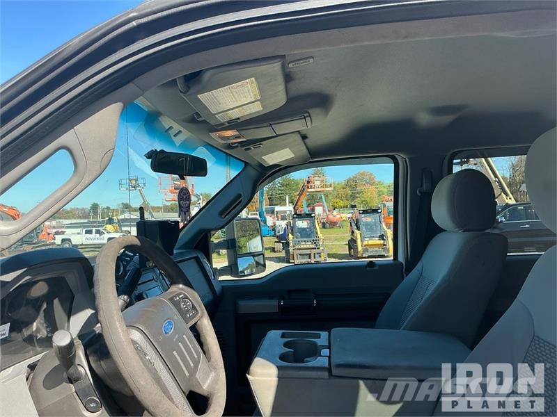 Ford F-550 شاحنات مسطحة/مفصلية الجوانب