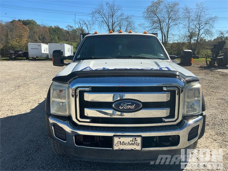 Ford F-550 شاحنات مسطحة/مفصلية الجوانب
