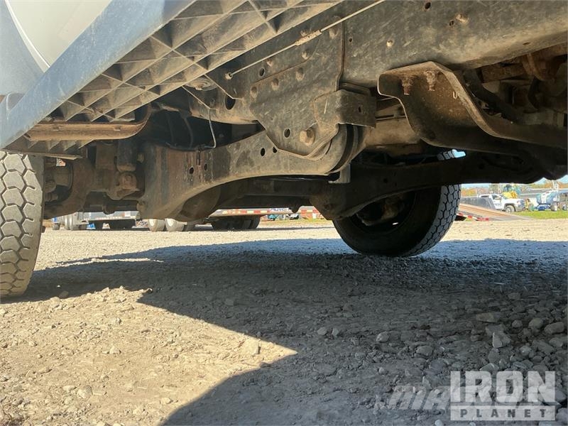 Ford F-550 شاحنات مسطحة/مفصلية الجوانب