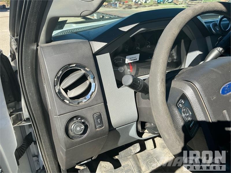 Ford F-550 شاحنات مسطحة/مفصلية الجوانب