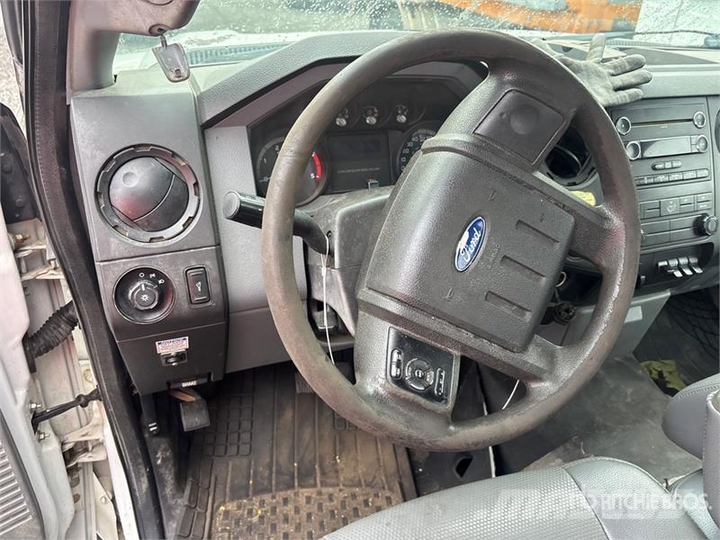 Ford F-550 4x2 Flatbed Truck (Inoperable) Tovornjaki s kesonom/platojem