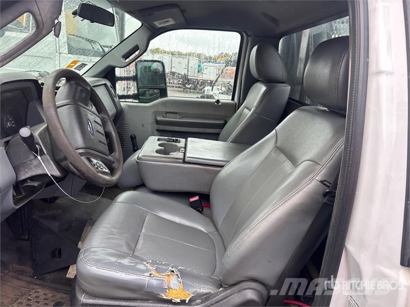 Ford F-550 4x2 Flatbed Truck (Inoperable) Tovornjaki s kesonom/platojem