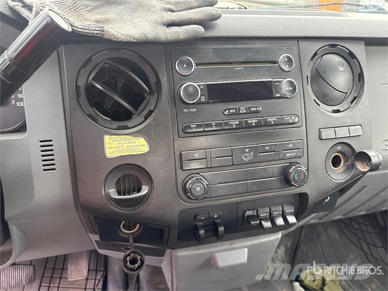 Ford F-550 4x2 Flatbed Truck (Inoperable) Tovornjaki s kesonom/platojem