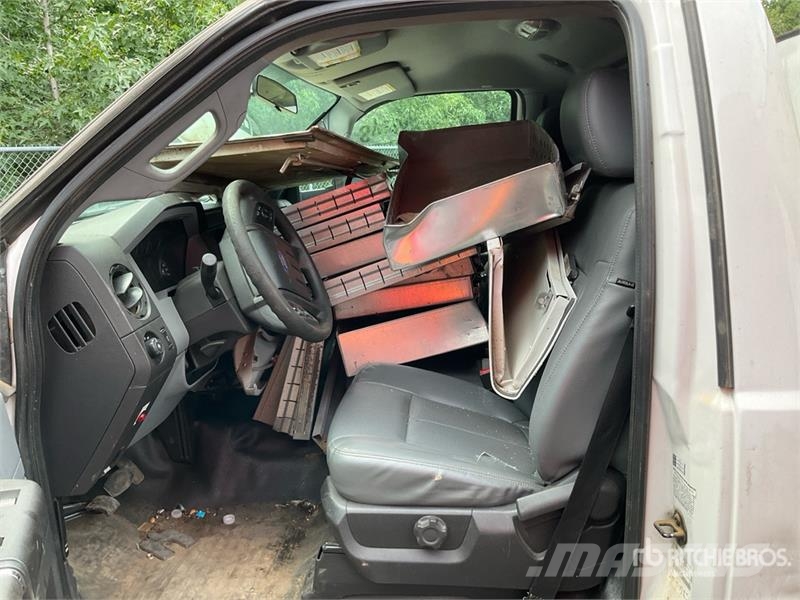 Ford F-550 4x2 Utility Truck (Inoperable) Madelkaubikud