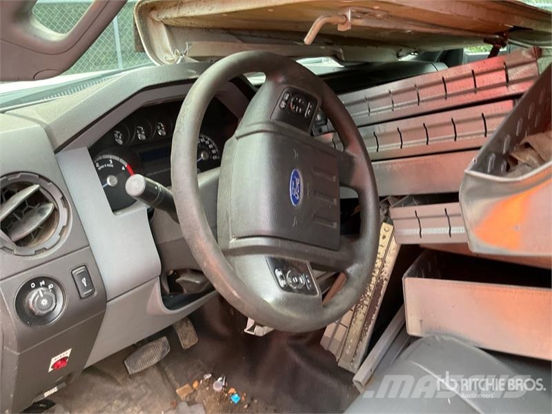 Ford F-550 4x2 Utility Truck (Inoperable) Madelkaubikud