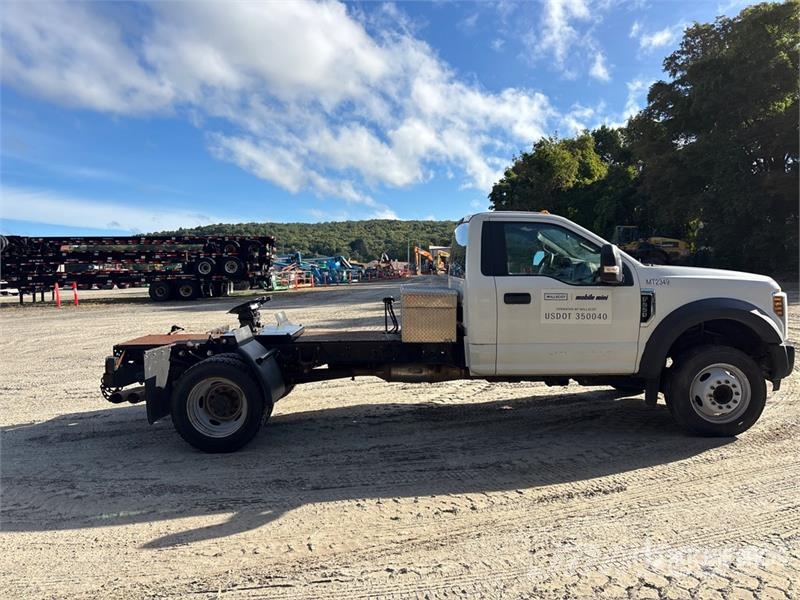 Ford F-550 4x2 XL Versatile Hauler Truck Motrici e Trattori Stradali
