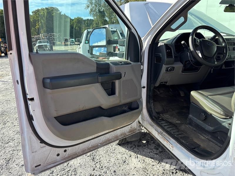 Ford F-550 4x2 XL Versatile Hauler Truck Motrici e Trattori Stradali