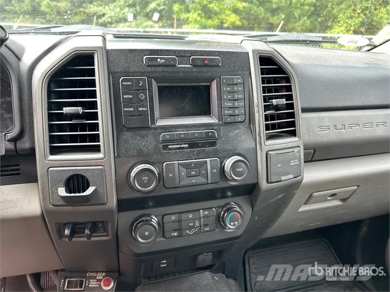 Ford F-550 XL 4x2 Extended Cab Service Truck Pilsētas atkritumvedēji