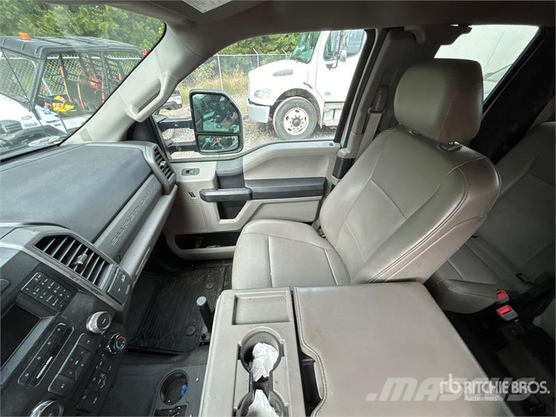 Ford F-550 XL 4x2 Extended Cab Service Truck Pilsētas atkritumvedēji