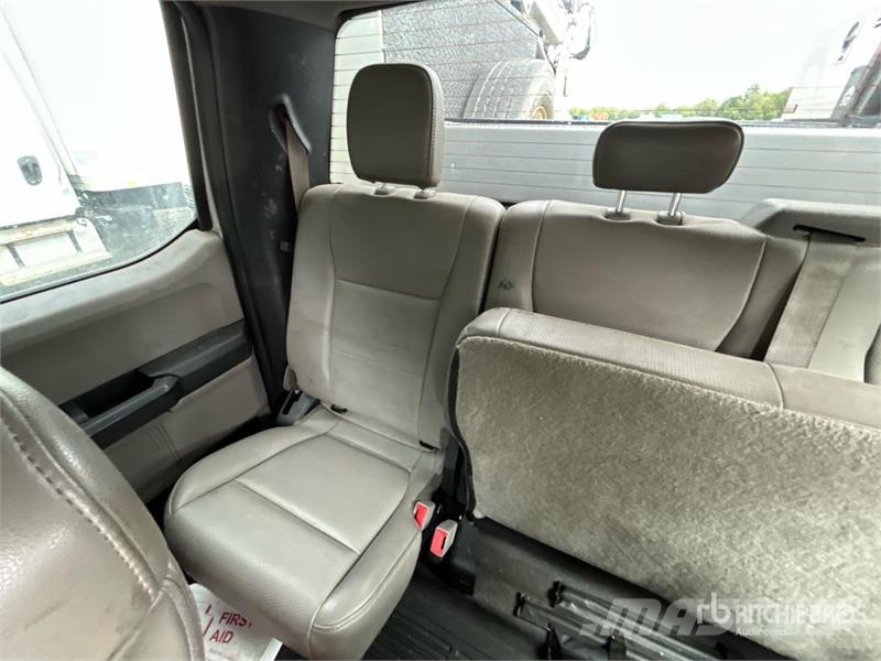 Ford F-550 XL 4x2 Extended Cab Service Truck Pilsētas atkritumvedēji