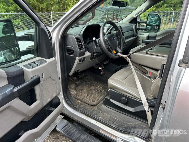 Ford F-550 XL 4x2 Extended Cab Service Truck Pilsētas atkritumvedēji