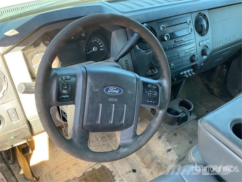 Ford F-550 XL 4x2 Utility Truck (Inoperable) Utilitaire benne