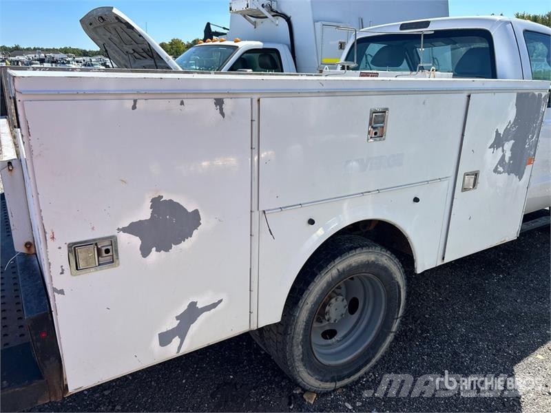 Ford F-550 XL 4x2 Utility Truck Пікапи / Бічне розвантаження