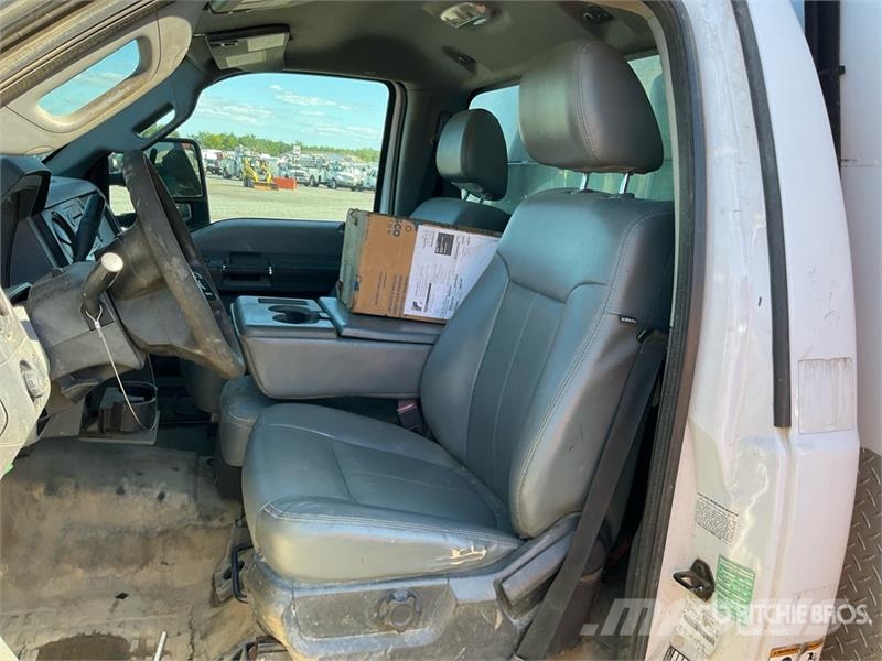 Ford F-550 XL 4x2 Utility Truck (Inoperable) Utilitaire benne