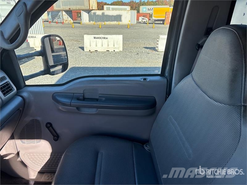 Ford F-550 XL 4x2 Van Truck Autocamioane