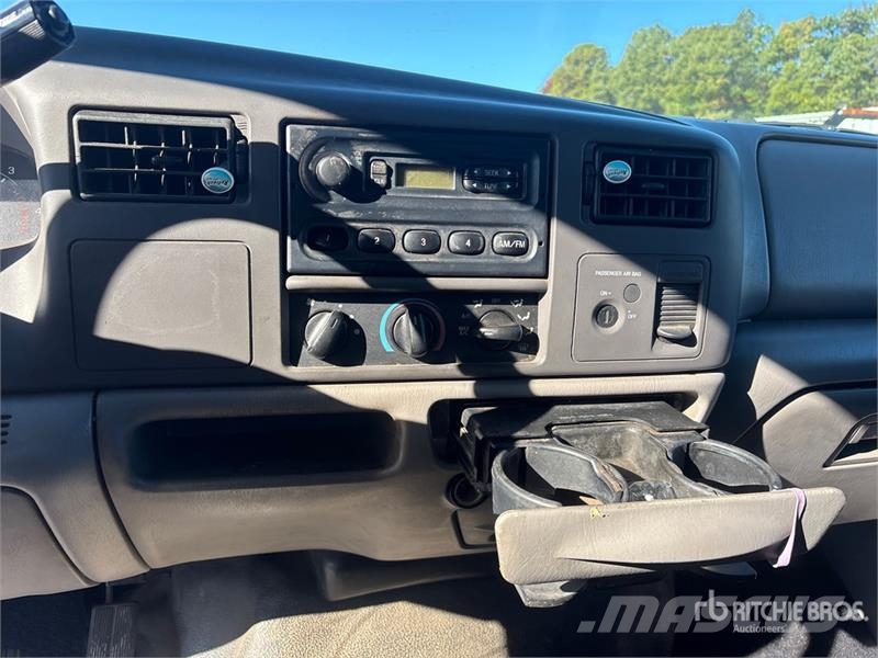 Ford F-550 XL 4x2 Van Truck Autocamioane