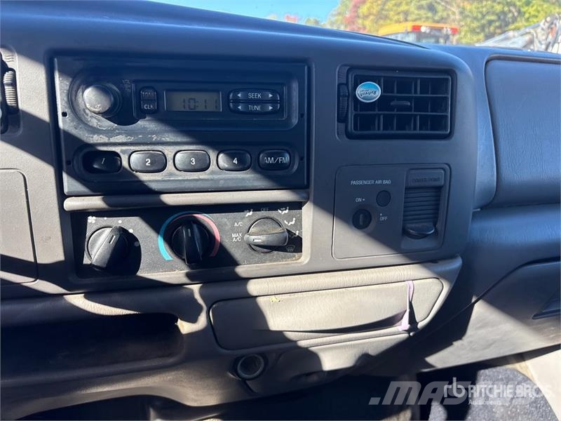 Ford F-550 XL 4x2 Van Truck Autocamioane