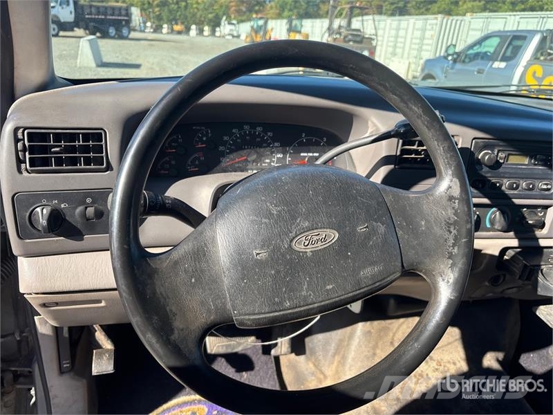Ford F-550 XL 4x2 Van Truck Autocamioane