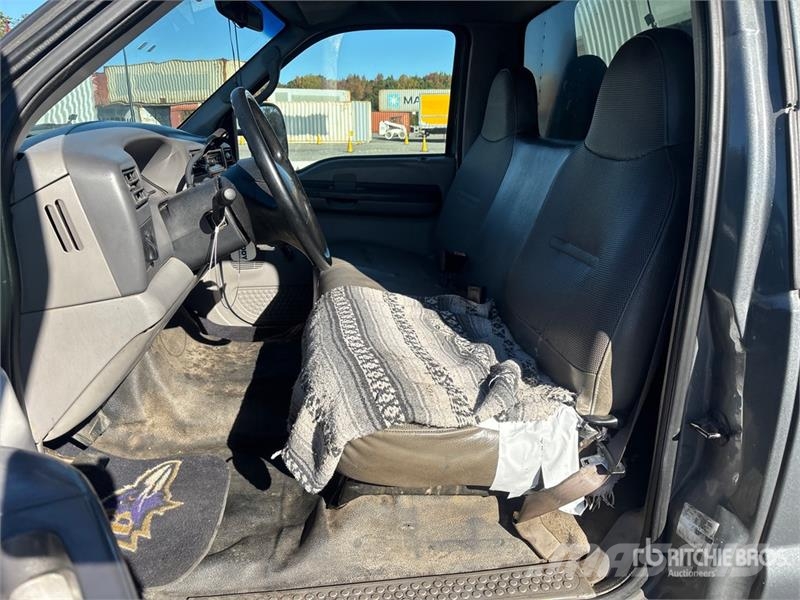 Ford F-550 XL 4x2 Van Truck Autocamioane