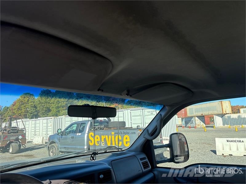 Ford F-550 XL 4x2 Van Truck Autocamioane