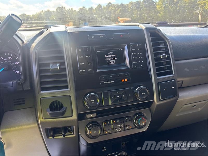 Ford F-550 XL 4x4 Crew Cab Utility Truck شاحنات خفيفة/مفصلية الجوانب