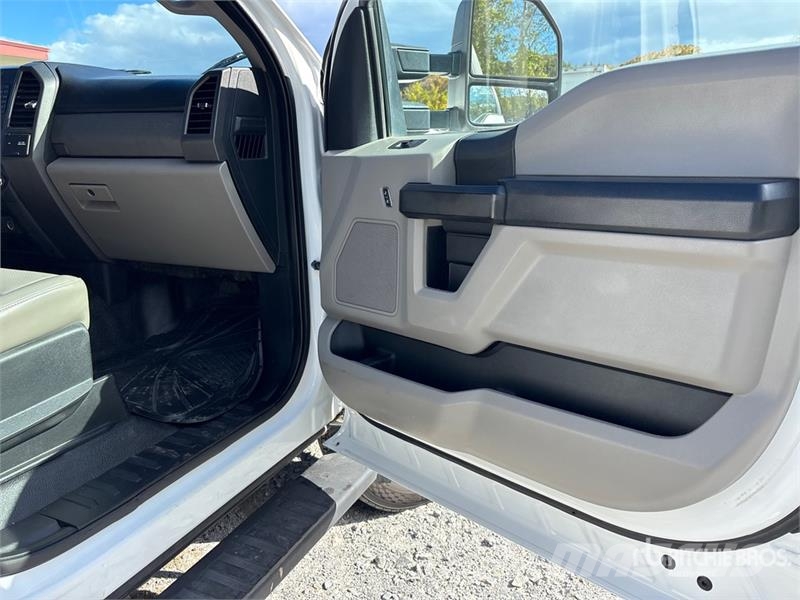 Ford F-550 XL 4x4 Crew Cab Flatbed Truck Lava-kuorma-autot