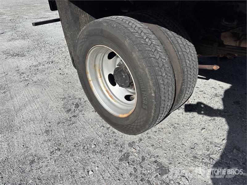 Ford F-550 XL 4x4 Crew Cab Flatbed Truck Lava-kuorma-autot