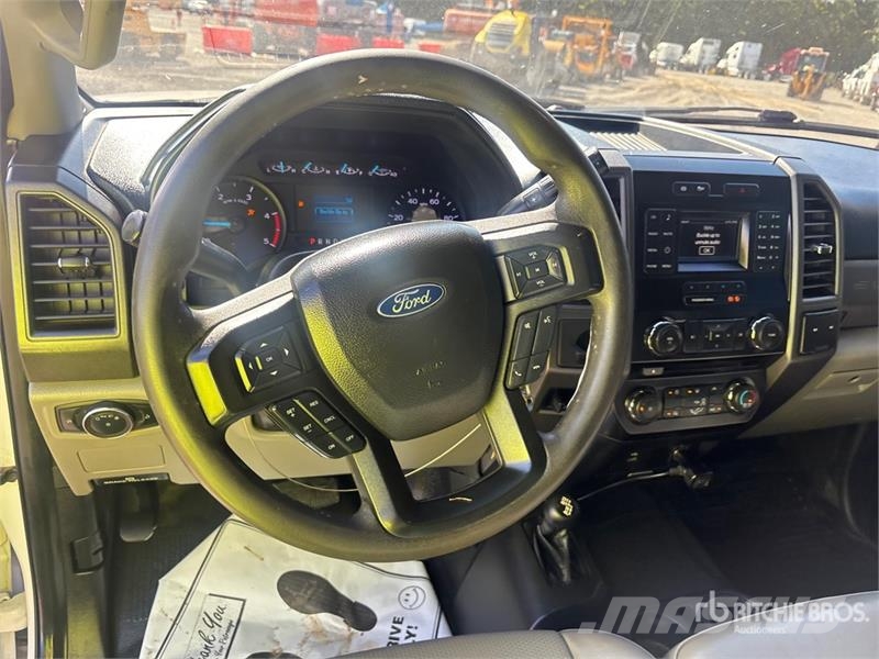 Ford F-550 XL 4x4 Crew Cab Utility Truck شاحنات خفيفة/مفصلية الجوانب