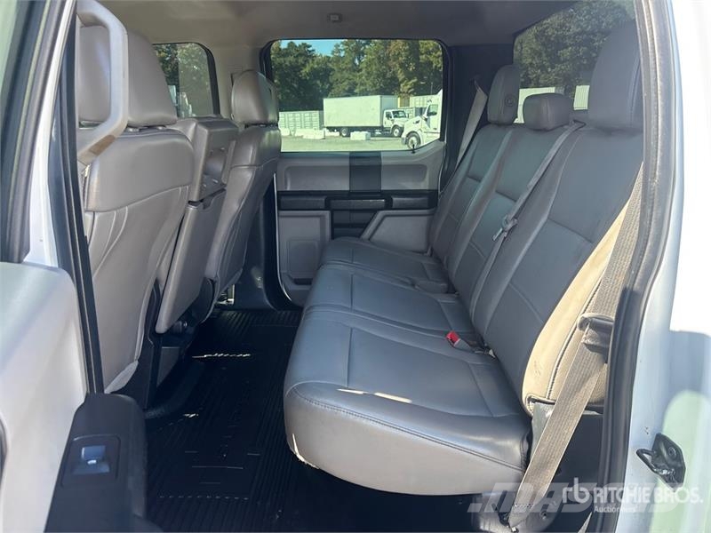 Ford F-550 XL 4x4 Crew Cab Utility Truck شاحنات خفيفة/مفصلية الجوانب