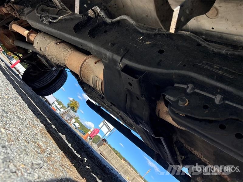 Ford F-550 XL 4x4 Crew Cab Flatbed Truck Lava-kuorma-autot