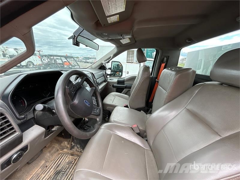 Ford F-550 XL 4x4 Service Truck مركبات الأغراض العامة