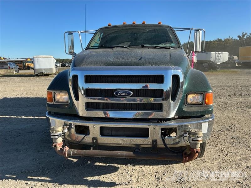 Ford F-650 2000 gal 4x2 Water Truck 給水車
