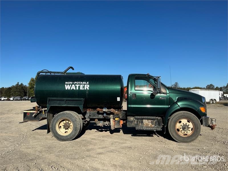 Ford F-650 2000 gal 4x2 Water Truck 給水車
